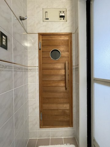 雲雀丘3丁目　戸建の浴室|サウナ付き