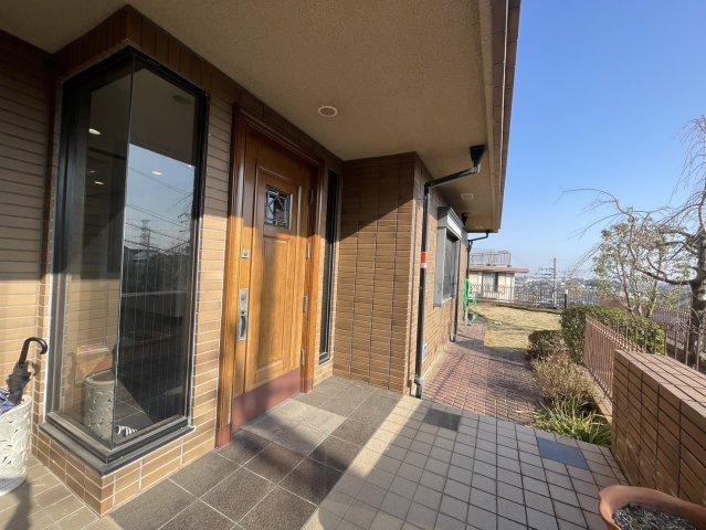 雲雀丘3丁目　戸建の庭|玄関から庭へと続いています。