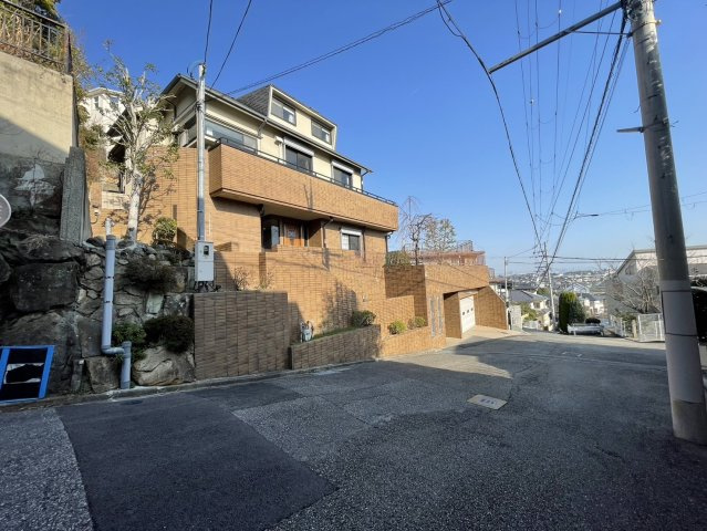 雲雀丘3丁目　戸建の前面道路含む現地写真