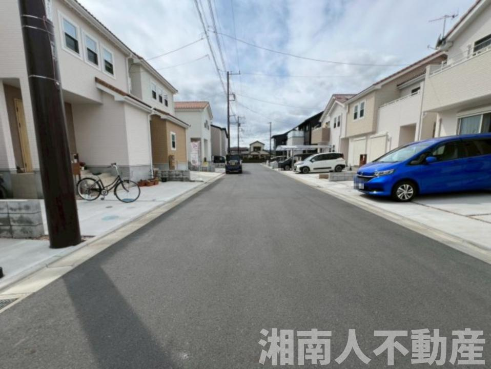 平塚市徳延22-P1　7号棟　全11棟　の前面道路含む現地写真