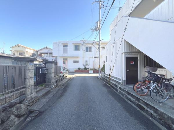 【前面道路含む現地写真】