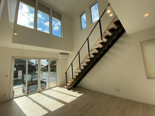 出雲市斐川町上直江中古戸建の居間・リビング