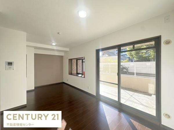 【居間・リビング】 | ライオンズマンション此花 | 西向きのリビングはお昼以降良く陽が差し込みます！
家具の配置がしやすい造りになっているのも嬉しいポイント！