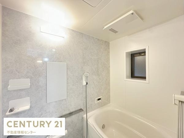 【浴室】 | ライオンズマンション此花 | 浴室暖房乾燥機付きのバスルーム！
リラックス空間になる事間違いなし！
小窓がある為、換気も可能です！