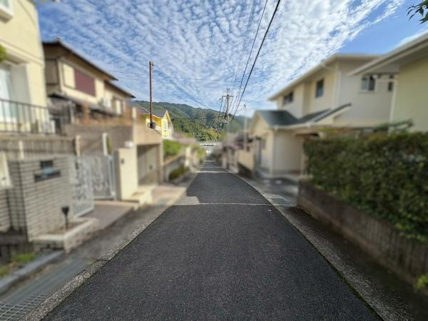 橋本市光陽台１丁目　中古戸建の前面道路含む現地写真