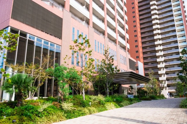  | 【エントランス外観】旧大阪府庁に用いられたレンガを思わせるタイル。その風格を、モダンに再構築。