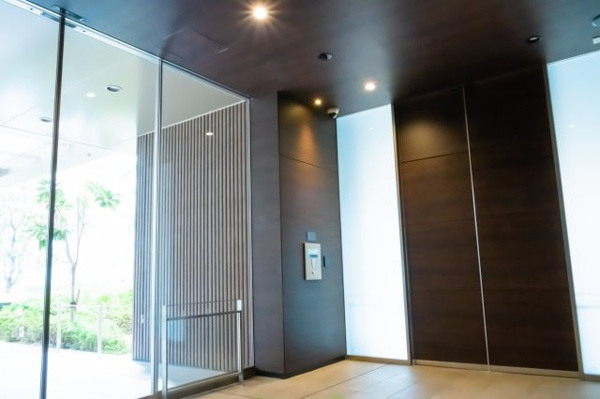 【エントランス】 | 【風除室】ガラス張りの開放的なエントランス。もちろんオートロックです！強固なセキュリティで安心！