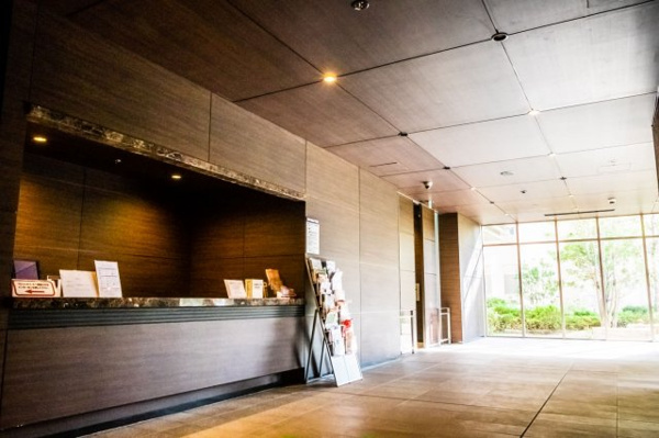 【エントランス】 | 【エントランスホール】コンシェルジュカウンターお出迎え。丁寧なサービスで都心の快適な生活をサポート！