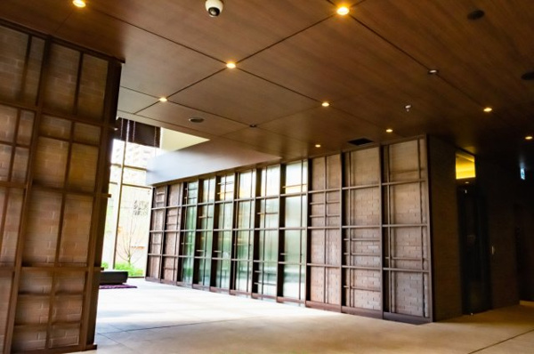 【エントランス】 | 【エントランスホール】木の温もりに包まれる、あたたかで落ち着いた雰囲気のエントランスホール！