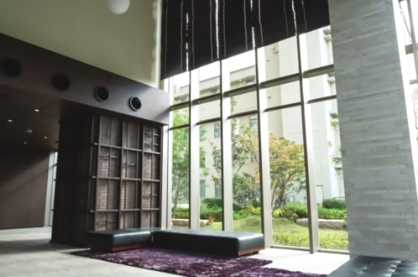 【ロビー】 | 【ロビー】天井まで届くガラスウォール！壁一面の窓越しに季節の彩りを楽しめます。