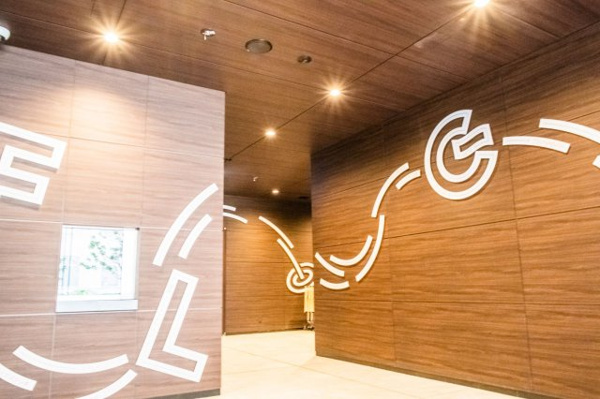 【エントランス】 | 【フラッグエントランス】フラッグスタジオへの入口です。大胆なアートウォールが目を惹きます！