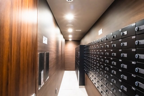 【設備】 | 【メールコーナー】シンプルで使い勝手の良い郵便受けです。宅配ボックスもございます！