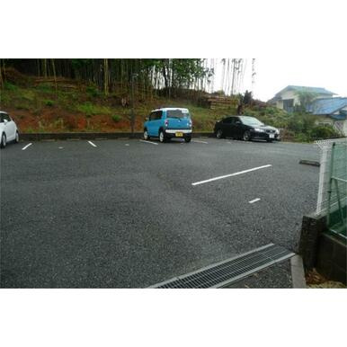 ヴィーブル【10.000円キャッシュバック対象物件】の駐車場