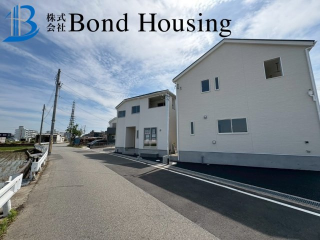 小中学校徒歩10分圏内・収納豊富　西二見第20　1号棟の前面道路含む現地写真