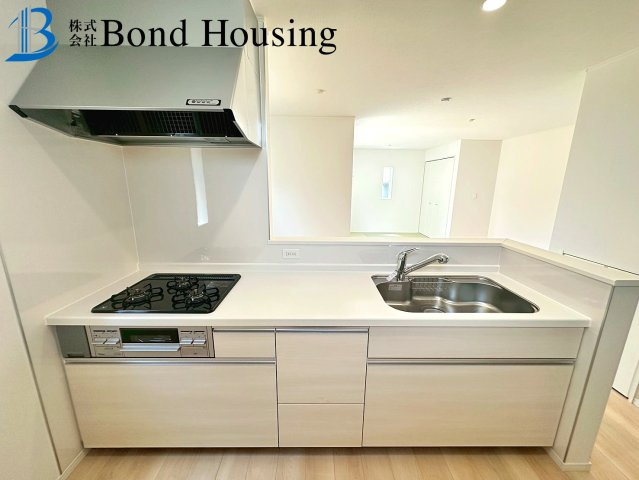 大久保小学校まで徒歩8分　お車2台駐車可能　松陰8期　2号棟のキッチン