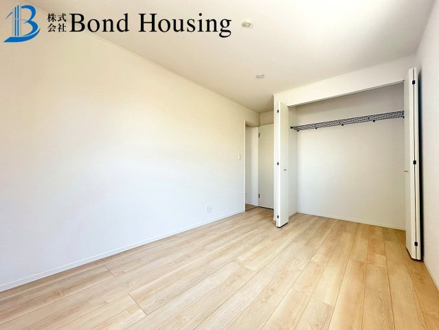 大久保小学校まで徒歩8分　お車2台駐車可能　松陰8期　2号棟の洋室