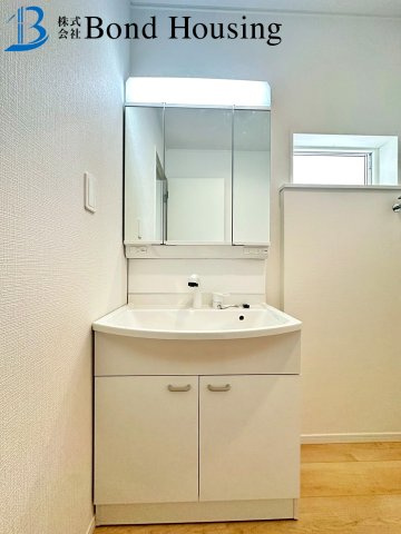 大久保小学校まで徒歩8分　お車2台駐車可能　松陰8期　2号棟の独立洗面台