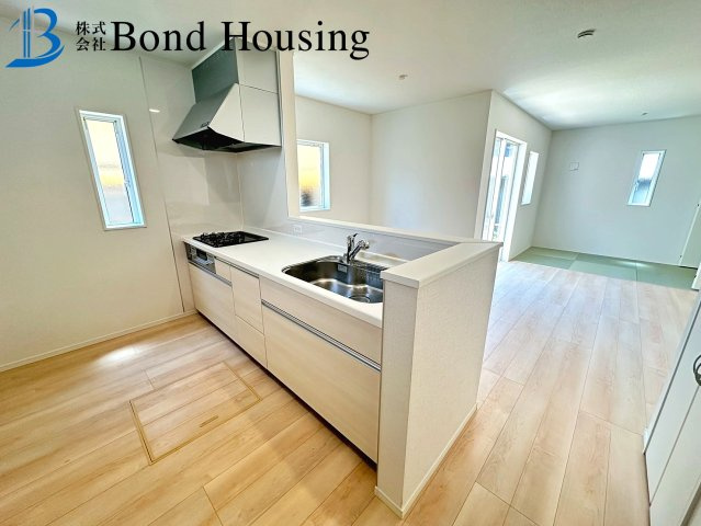 大久保小学校まで徒歩8分　お車2台駐車可能　松陰8期　2号棟のキッチン