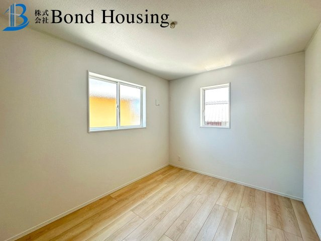 大久保小学校まで徒歩8分　お車2台駐車可能　松陰8期　2号棟の洋室