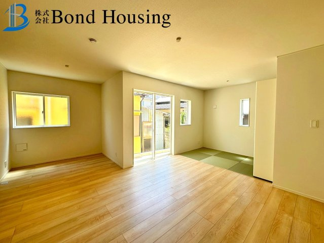 大久保小学校まで徒歩8分　お車2台駐車可能　松陰8期　2号棟の居間・リビング