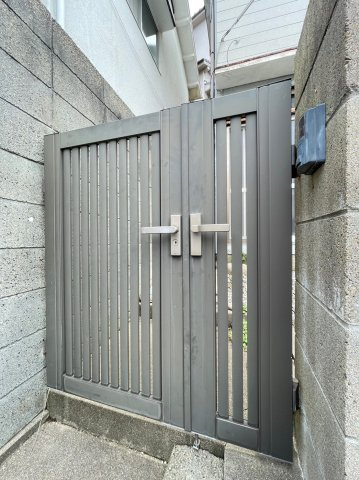 泉が丘3丁目戸建のエントランス