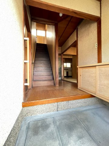 泉が丘3丁目戸建の玄関