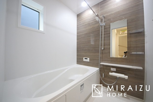 【浴室】 | お子さんとわいわいと楽しいバスタイムもよし、一人でゆったりと入るのもよし、浴室換気乾燥機付きのユニットバス。お洗濯物を干せるだけでなく、カビ防止にもなります。