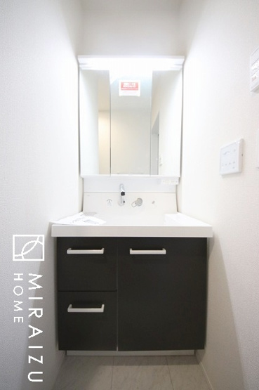 【独立洗面台】 | 洗濯機置き場、脱衣スペースもしっかりと確保されている洗面室。
水回りが集結した間取りなので、お料理やお洗濯物、お掃除の同時進行も可能です。