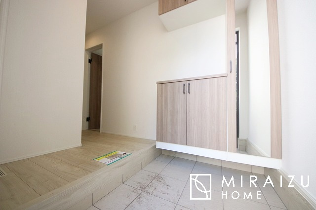 【玄関】 | 永く住むからこそシンプルで飽きのこないデザインに。ただいま、おかえりの温かな声が聞こえる玄関。