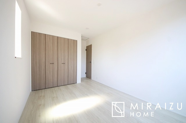 【洋室】 | 暮らしやすさを考えたプランで快適な現地ロケーションを実現。安らぎに満たされる、ゆとりのある日々を過ごせます♪