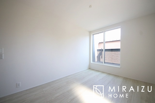 【洋室】 | 暮らしやすさを考えたプランで快適な現地ロケーションを実現。安らぎに満たされる、ゆとりのある日々を過ごせます♪