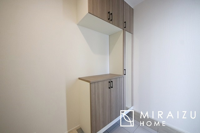 【玄関】 | 日当たりの良いお家は嬉しいですよね。それぞれ価値観が分かれる箇所です、実際に内覧して日当たりの心地よさをご体感下さいね♪