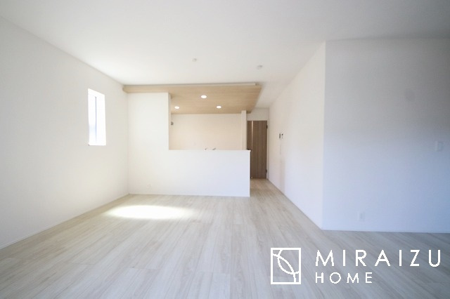 【居間・リビング】 | 平日・休日問わず、いつでもご見学が出来ます♪☆実際に見て、触れて感じる安心のお住まい探しを体験して下さい♪☆物件情報だけでなく、地域の特色などなどエリア情報もお伝え出来たら嬉しいです♪