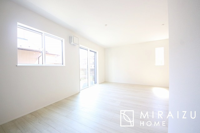 【居間・リビング】 | プライバシー性と開放感を高める住環境。陽当たりの良い開かれたロケーションを活かし、心地よい暮らしをプランニング