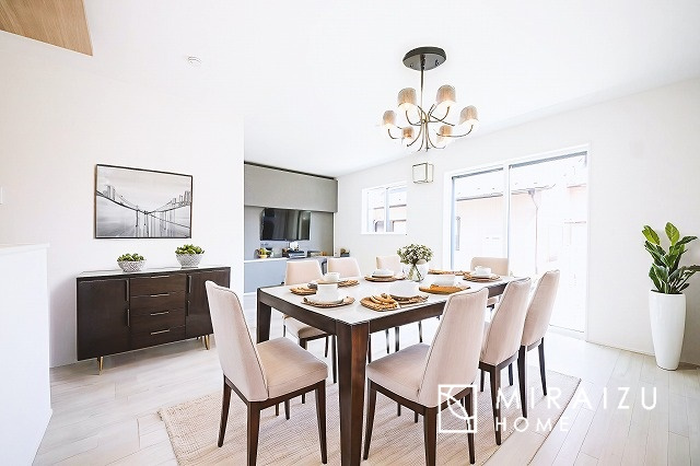 【居間・リビング】 | ※家具はイメージです　食事を取るスペースもリラックスしてくつろげるスペースもお子さんが勉強するスペースも兼ね備えたリビングダイニング。