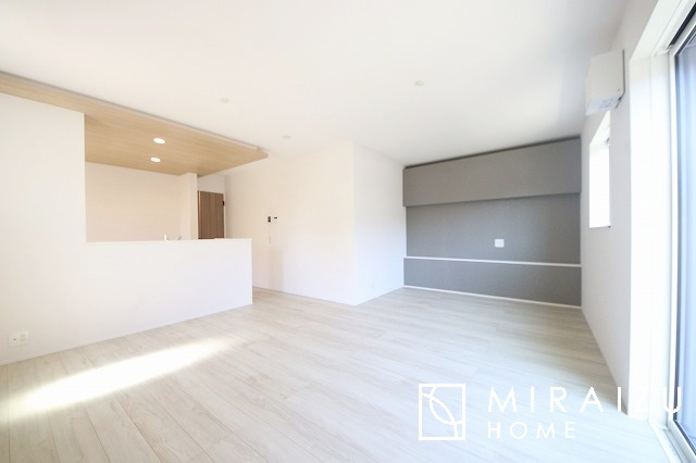 【居間・リビング】 | お子さんが宿題をしたり、ちょっとした作業もできる、家族みんながそれぞれの時間を過ごせるリビングです。