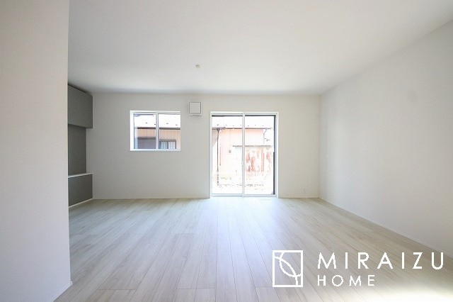 【居間・リビング】 | 窓が多いと温かな太陽の光と心地いい風が室内へと入ります。家族が集まるリビングは明るく過ごしやすいつくりです。窓が多いお家は住みやすい証です。