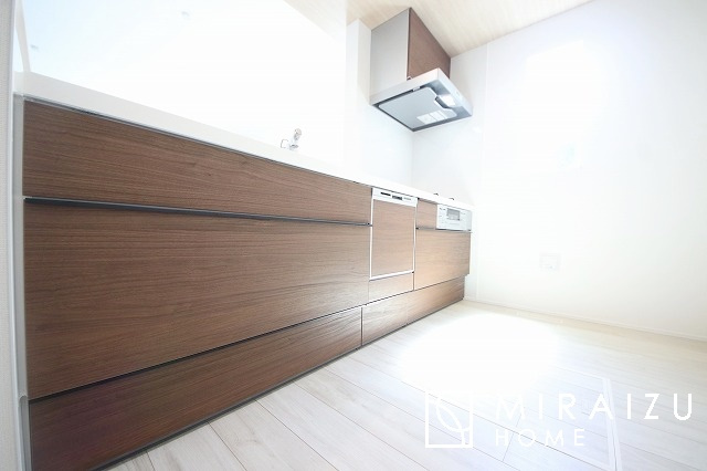 【キッチン】 | 収納に様々な工夫がされていて出しやすく片付けやすい、散らかりにくいキッチンになっています！人工大理石の天板や深型シンクなど、デザイン性と機能性を兼ね備えているので見せたいキッチンになっています。