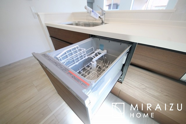 【キッチン】 | 広々としたキッチンは大きな深型シンク、3口コンロ、換気扇、大きなお鍋から小物まで取り出しやすさを考えられた引き出し収納の付いたシステムキッチンです。