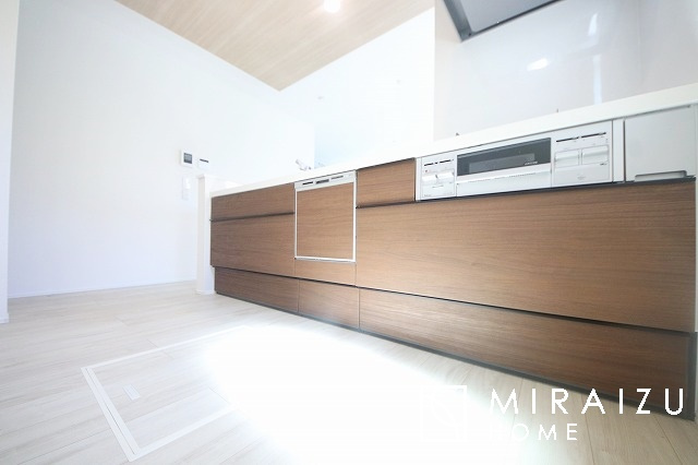 【キッチン】 | 収納力と機能性を備えたシステムキッチン。圧力鍋や大きなフライパンなどの調理器具から調味料など幅広く収納し、お料理のしやすいつくりになっています。