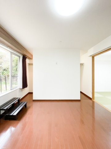 東山ハイツの洋室|落ち着いた色調の洋室です