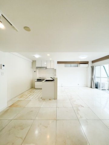 東山ハイツの居間・リビング