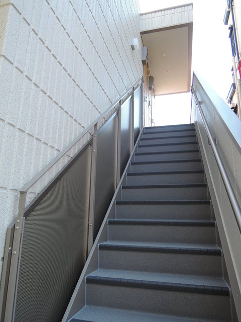 ガーデニアのエントランス|★２階に上がる階段★