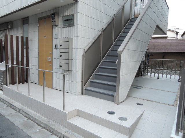 ガーデニアのエントランス|★階段下が駐輪スペースです★