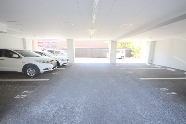 フェニックス明日香の駐車場