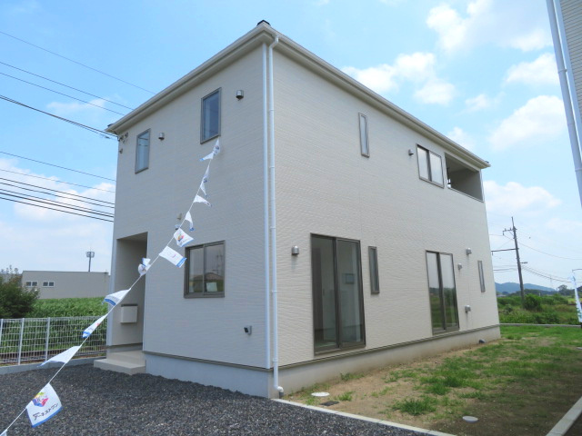 高崎市吉井町池第3（全6棟）2号棟の外観|ナチュラルで飽きの来ないデザインは流行に左右されない家の形です。外構も綺麗に仕上がっています(^▽^)/
