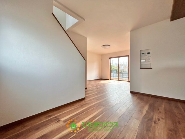 ワイウッドコート加須市下高柳第13期　新築一戸建て　07の居間・リビング|家族と顔を合わせる機会が増えるリビングイン階段！