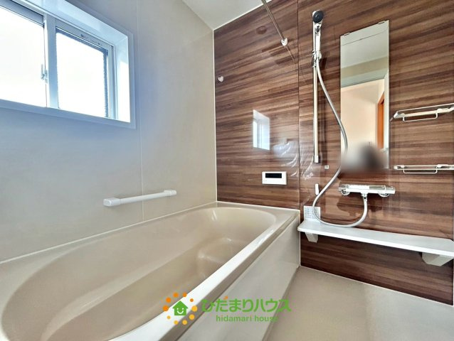 ワイウッドコート加須市下高柳第13期　新築一戸建て　07の浴室|足を伸ばして入浴できるバスタブで1日の疲れを癒せます！