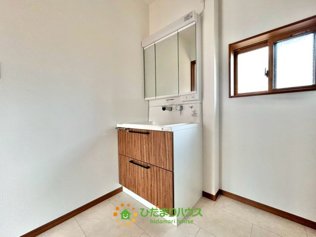 ワイウッドコート加須市下高柳第13期　新築一戸建て　07の独立洗面台|起床時や就寝前の準備にも欠かせない独立洗面台完備！