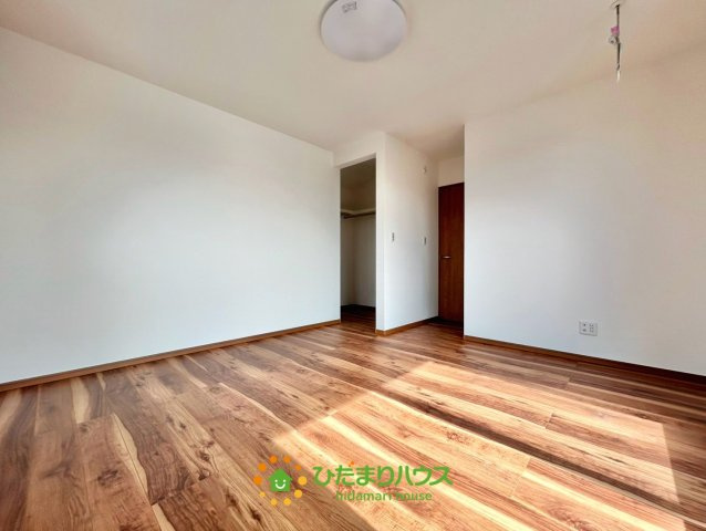 ワイウッドコート加須市下高柳第13期　新築一戸建て　07の収納|タンス要らずの収納！お部屋を広々活用できる1.5帖WIC付き！